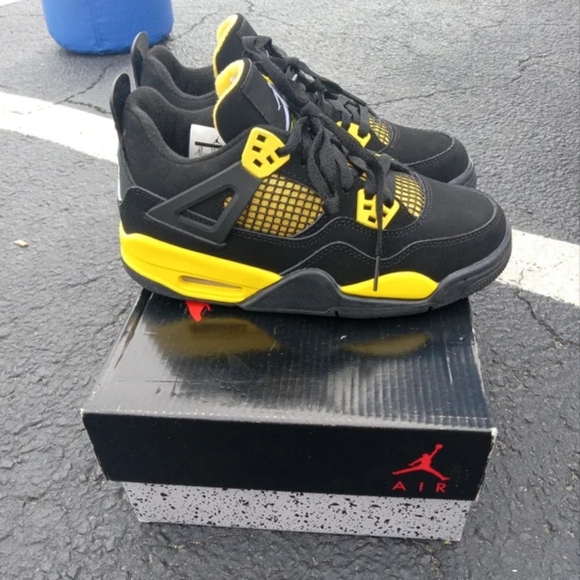 Air Jordan 4 Retro, Thunder - Picture 2 of 5